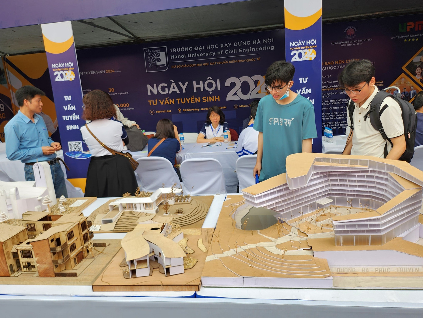 Các bạn học sinh đang chiêm ngưỡng mô hình tại gian hàng Trường Đại học Xây dựng Hà Nội. (Ảnh: Hiếu Nguyễn)
