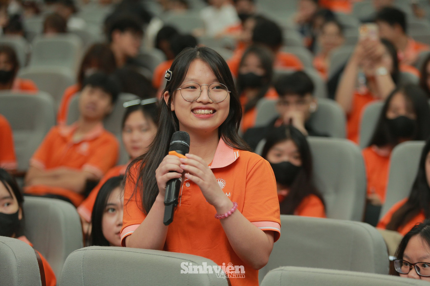 Các bạn sinh viên hào hứng đặt câu hỏi, chia sẻ với các diễn giả.