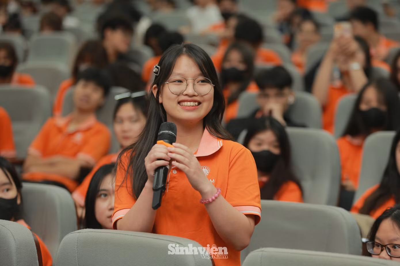 Các bạn sinh viên hào hứng đặt câu hỏi, chia sẻ với các diễn giả.