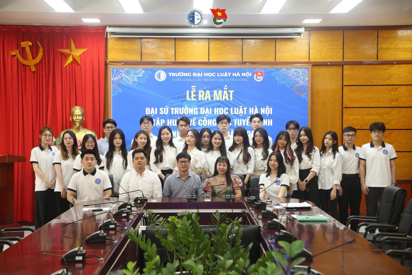 Lễ ra mắt chính thức trở thành Đại sứ sinh viên trường Đại học Luật Hà Nội. Lễ ra mắt chính thức trở thành Đại sứ sinh viên trường Đại học Luật Hà Nội.
