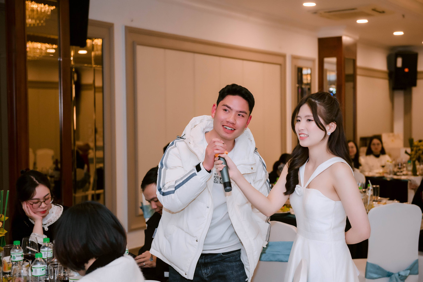 Nữ sinh kết nối tương tác với khán giả trong quá trình dẫn. Nữ sinh kết nối tương tác với khán giả trong quá trình dẫn.