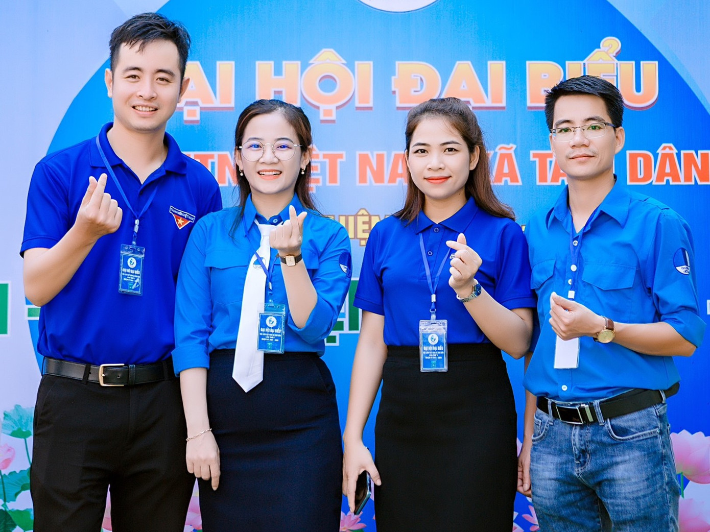 Màu áo xanh Thanh niên luôn gắn liền với tuổi trẻ tình nguyện của người thầy 9X Dương Quốc Bảo (bên trái).