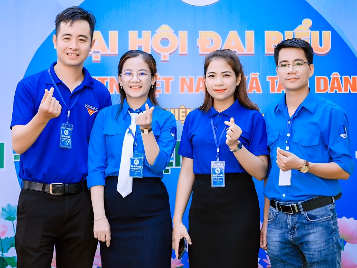 Màu áo xanh Thanh niên luôn gắn liền với tuổi trẻ tình nguyện của người thầy 9X Dương Quốc Bảo (bên trái).