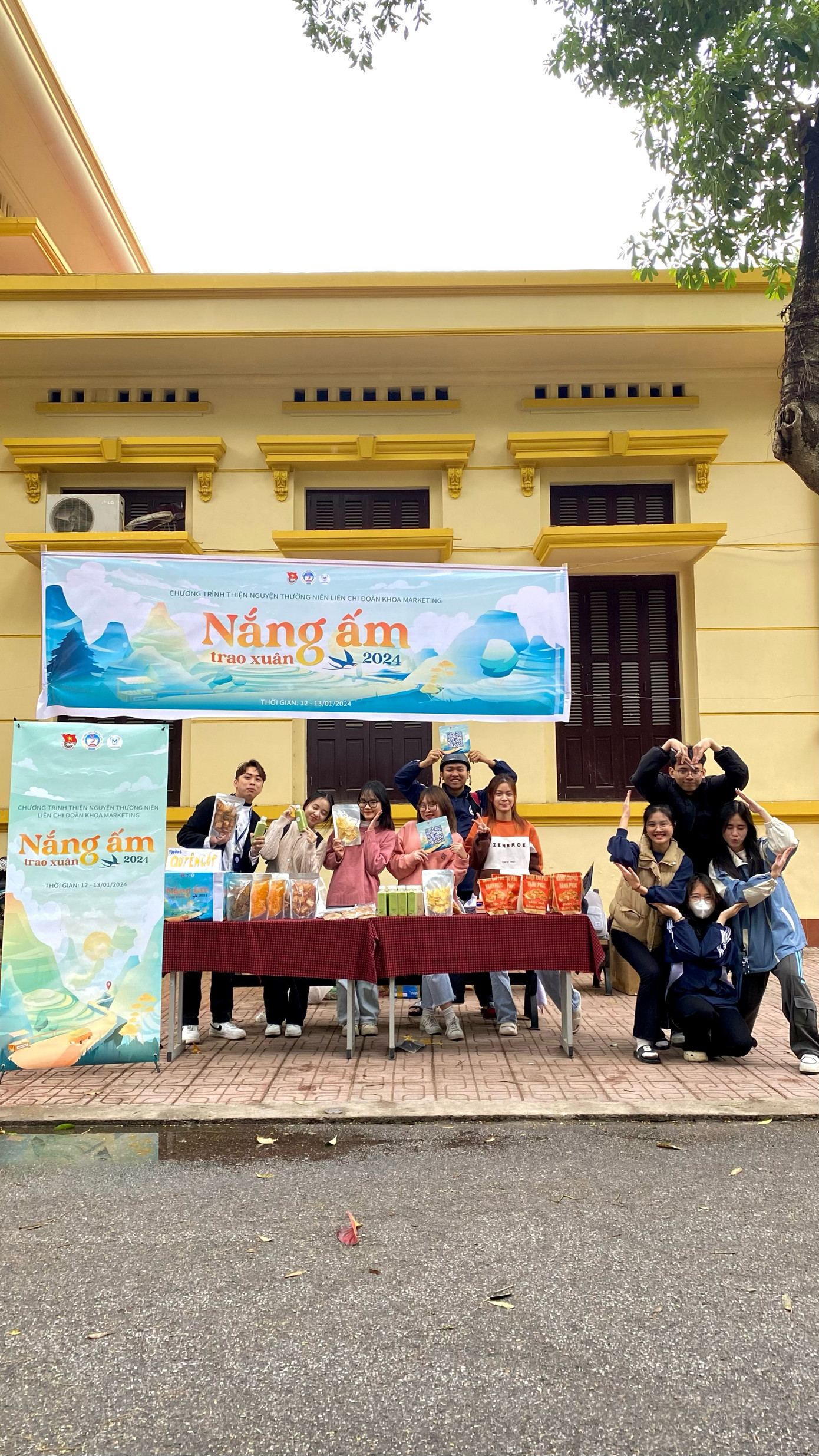 Liên Chi đoàn khoa Marketing đã tổ chức hoạt động kinh doanh để gây quỹ cho Chương trình thiện nguyện Nắng ấm trao xuân. Liên Chi đoàn khoa Marketing đã tổ chức hoạt động kinh doanh để gây quỹ cho Chương trình thiện nguyện Nắng ấm trao xuân.