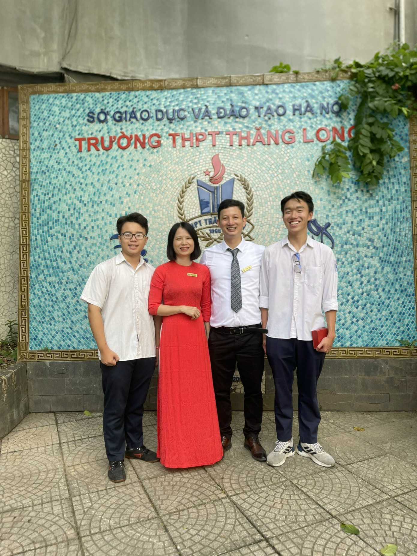 Lê Huy Hoàng (ngoài cùng bên phải) luôn là cậu học trò cưng của các thầy cô. Lê Huy Hoàng (ngoài cùng bên phải) luôn là cậu học trò cưng của các thầy cô.