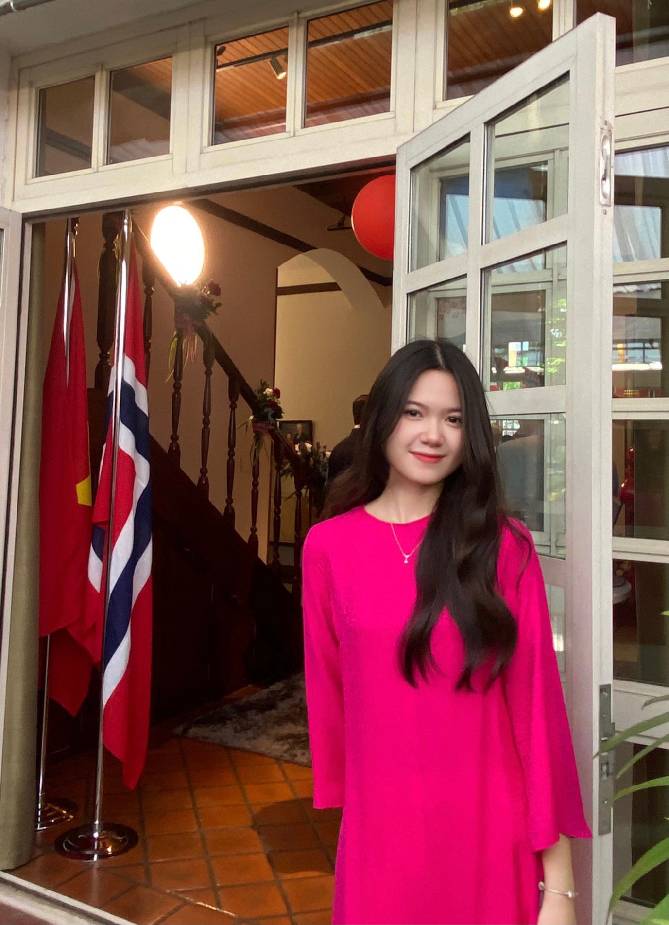 Quỳnh Anh đại diện thanh niên Việt Nam phát biểu tại Lễ kỷ niệm 209 năm ngày Quốc khánh Vương quốc Na Uy.