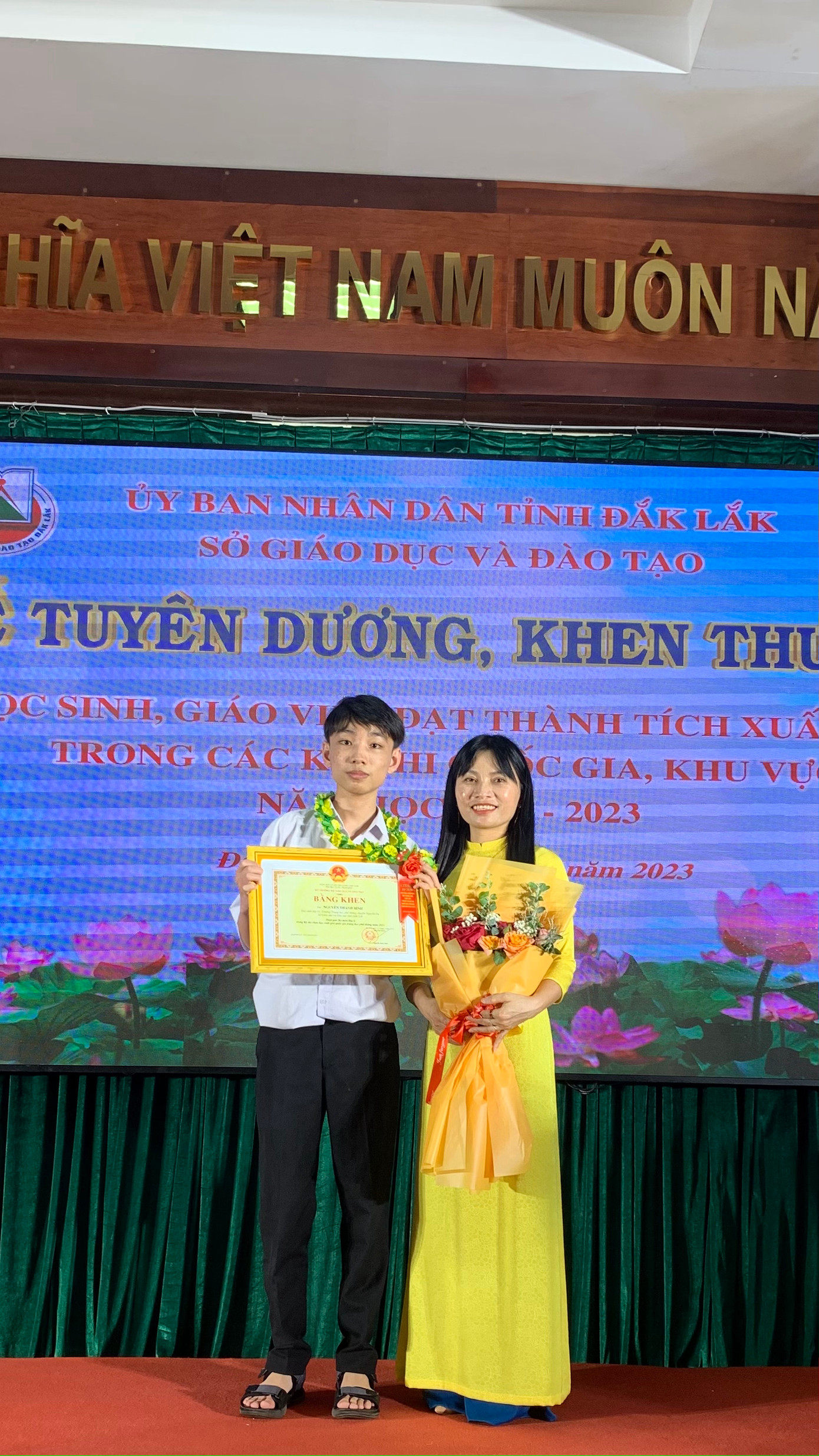 Nam sinh được mọi người yêu mến nhờ tinh thần học tập chăm chỉ, chịu khó.