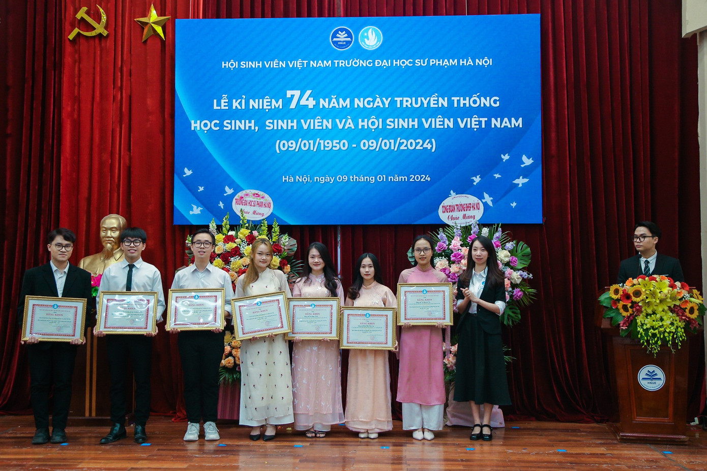 Đậu Xuân Đang (người thứ 2 từ trái qua) 2 năm liền Đạt danh hiệu Sinh viên 5 Tốt cấp trường tiêu biểu.