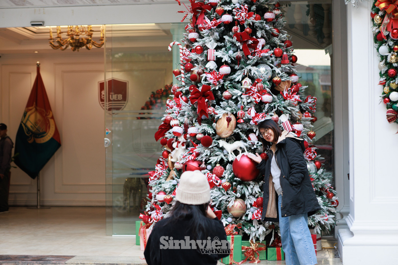 Cây thông Noel thu hút nhiều sinh viên, giảng viên đến 'check-in', chụp hình lưu niệm.