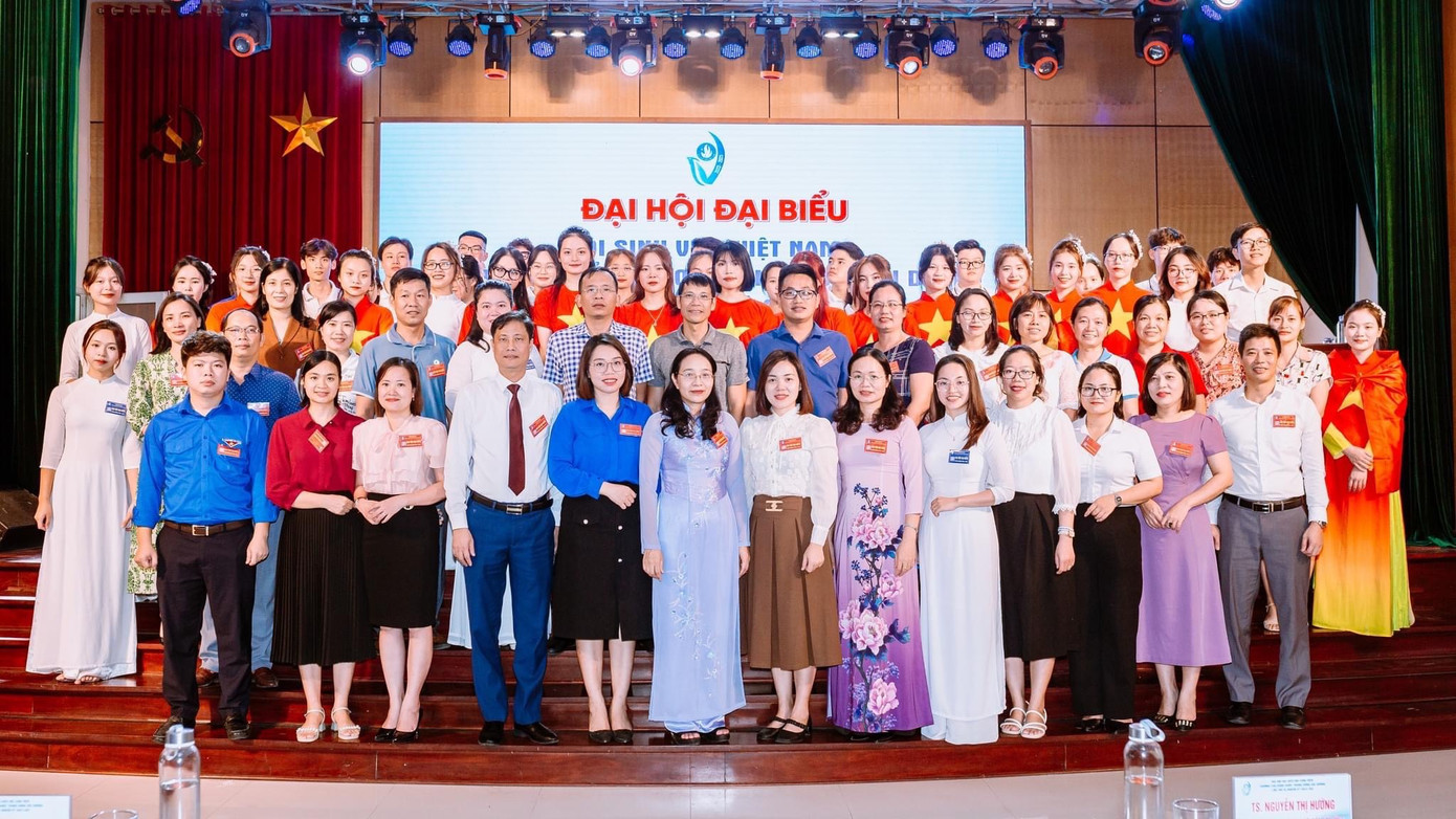 Nhờ sự giúp đỡ của thầy cô cùng bạn bè và gia đình, Mỹ Dung có thêm động lực phấn đấu trong học tập và rèn luyện. Nhờ sự giúp đỡ của thầy cô cùng bạn bè và gia đình, Mỹ Dung có thêm động lực phấn đấu trong học tập và rèn luyện.