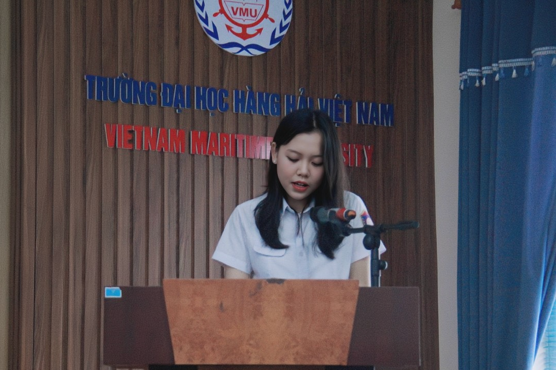 Hải Anh trình bày báo cáo trong vai trò Liên chi Hội phó, Liên chi Hội Sinh viên Viện Đào tạo quốc tế. Hải Anh trình bày báo cáo trong vai trò Liên chi Hội phó, Liên chi Hội Sinh viên Viện Đào tạo quốc tế.