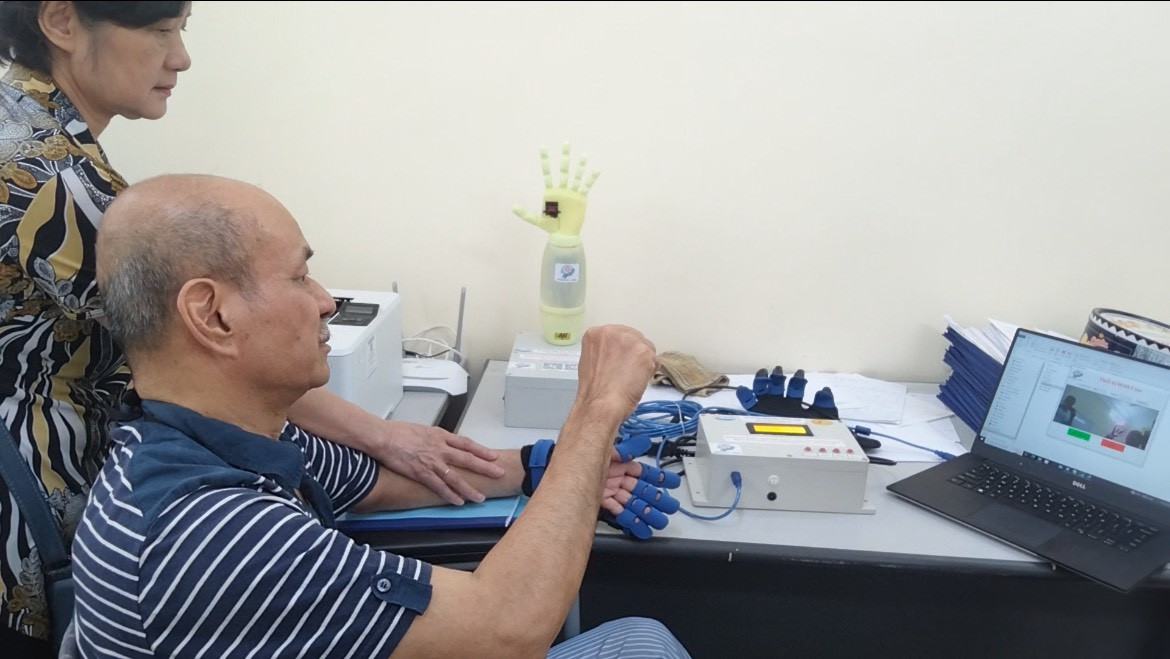 Găng tay robot trong quá trình thử nghiệm. Găng tay robot trong quá trình thử nghiệm.