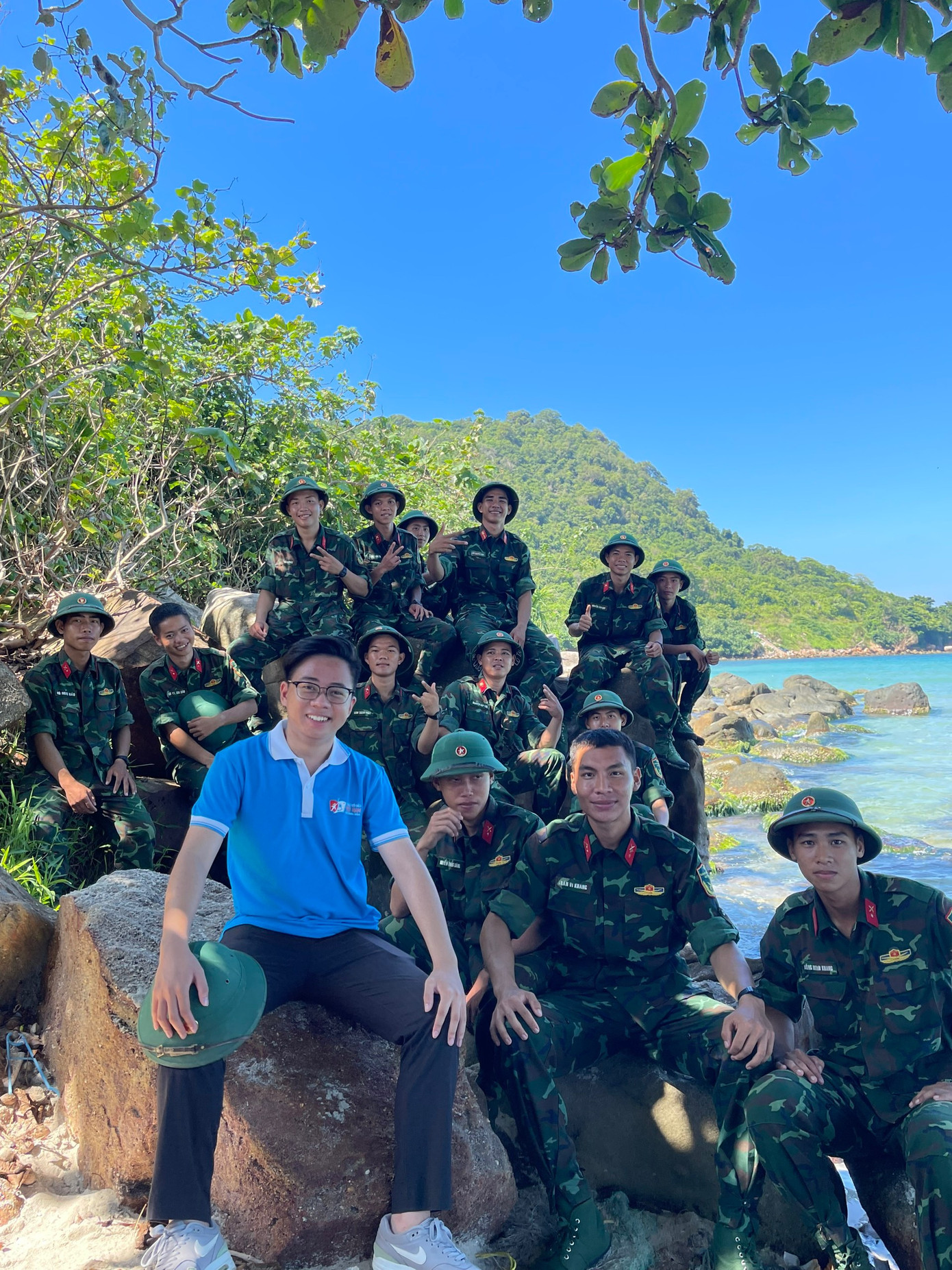 Phạm Quang Việt Hoàng, Ủy viên BCH Trung ương Hội Sinh viên Việt Nam, Chủ tịch Hội Sinh viên Học viện Ngân hàng cùng các chiến sĩ trên xã đảo Thổ Châu. Phạm Quang Việt Hoàng, Ủy viên BCH Trung ương Hội Sinh viên Việt Nam, Chủ tịch Hội Sinh viên Học viện Ngân hàng cùng các chiến sĩ trên xã đảo Thổ Châu.