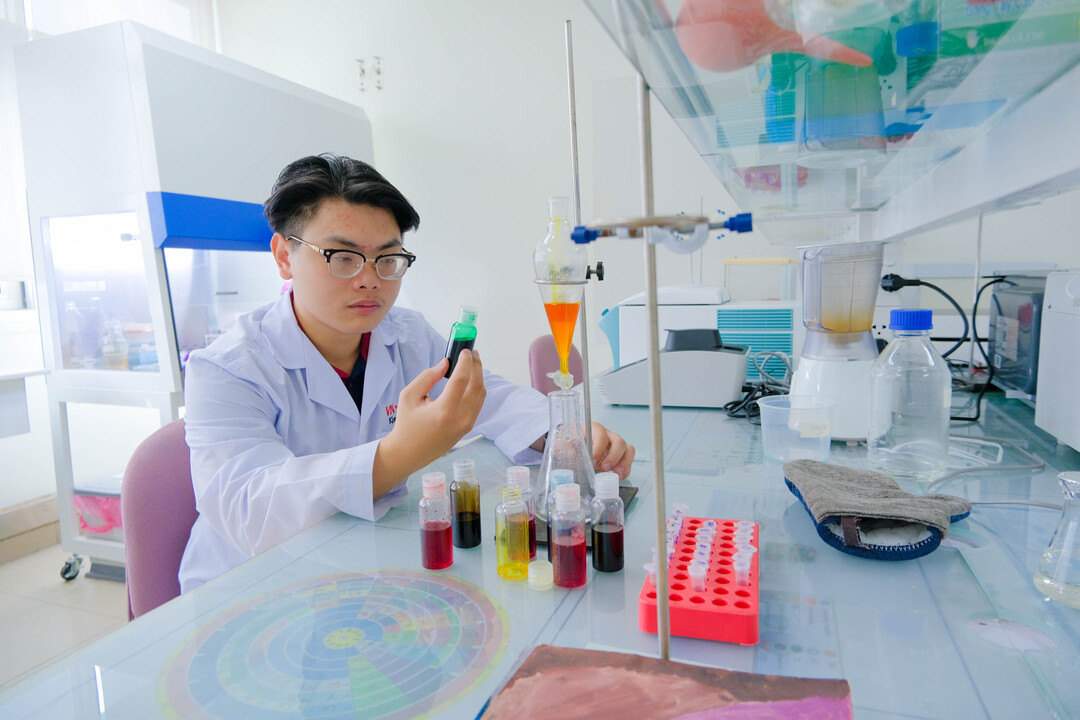 Trưởng nhóm Nhân Kiệt nghiên cứu sản phẩm trong phòng thí nghiệm. Trưởng nhóm Nhân Kiệt nghiên cứu sản phẩm trong phòng thí nghiệm.