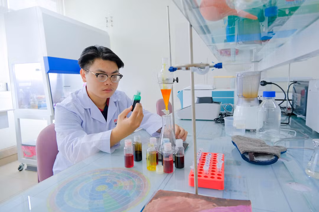 Trưởng nhóm Nhân Kiệt nghiên cứu sản phẩm trong phòng thí nghiệm.