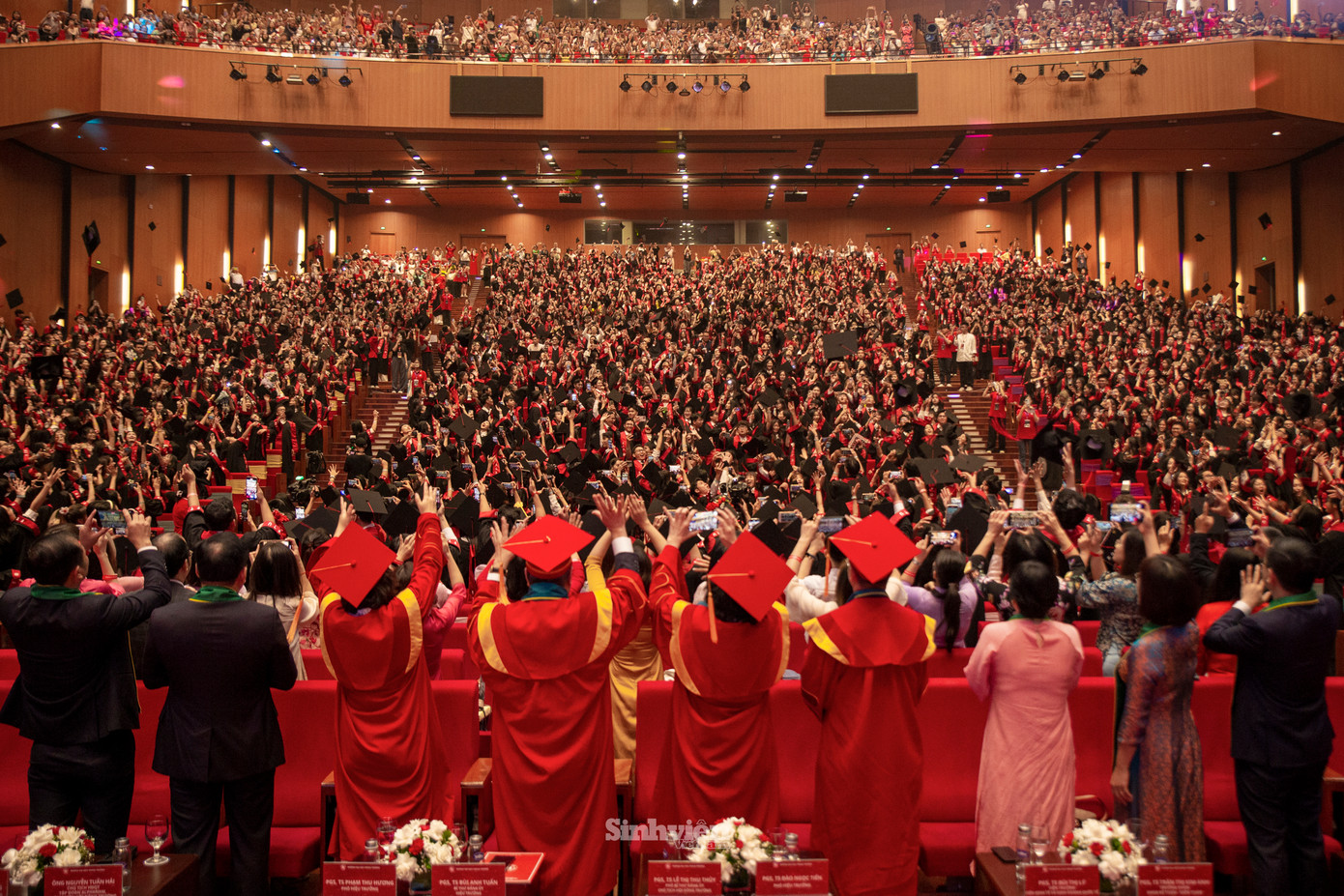 Tại buổi lễ, gần 2.300 sinh viên đại học hình thức đào tạo chính quy khóa 59 và các khóa bổ sung tại Trụ sở chính Hà Nội và Cơ sở Quảng Ninh và sinh viên hình thức đào tạo vừa làm vừa học được công nhận tốt nghiệp.