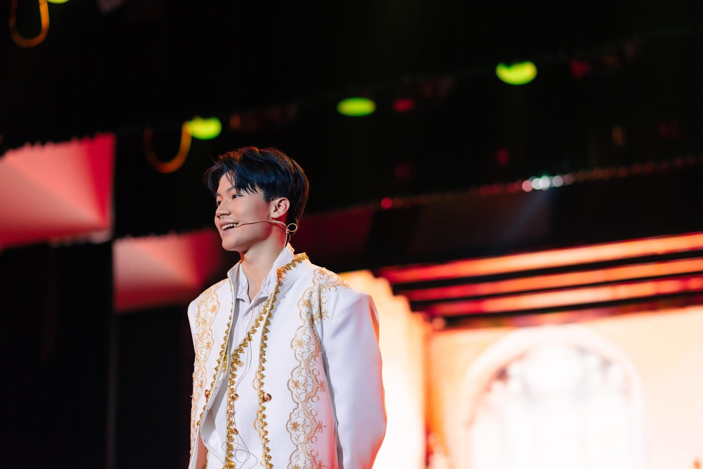 Quang đảm nhận vai diễn chính John Doe trong nhạc kịch "Chân dung" – một vở diễn ấn tượng của CLB Hall of Arts. Quang đảm nhận vai diễn chính John Doe trong nhạc kịch "Chân dung" – một vở diễn ấn tượng của CLB Hall of Arts.