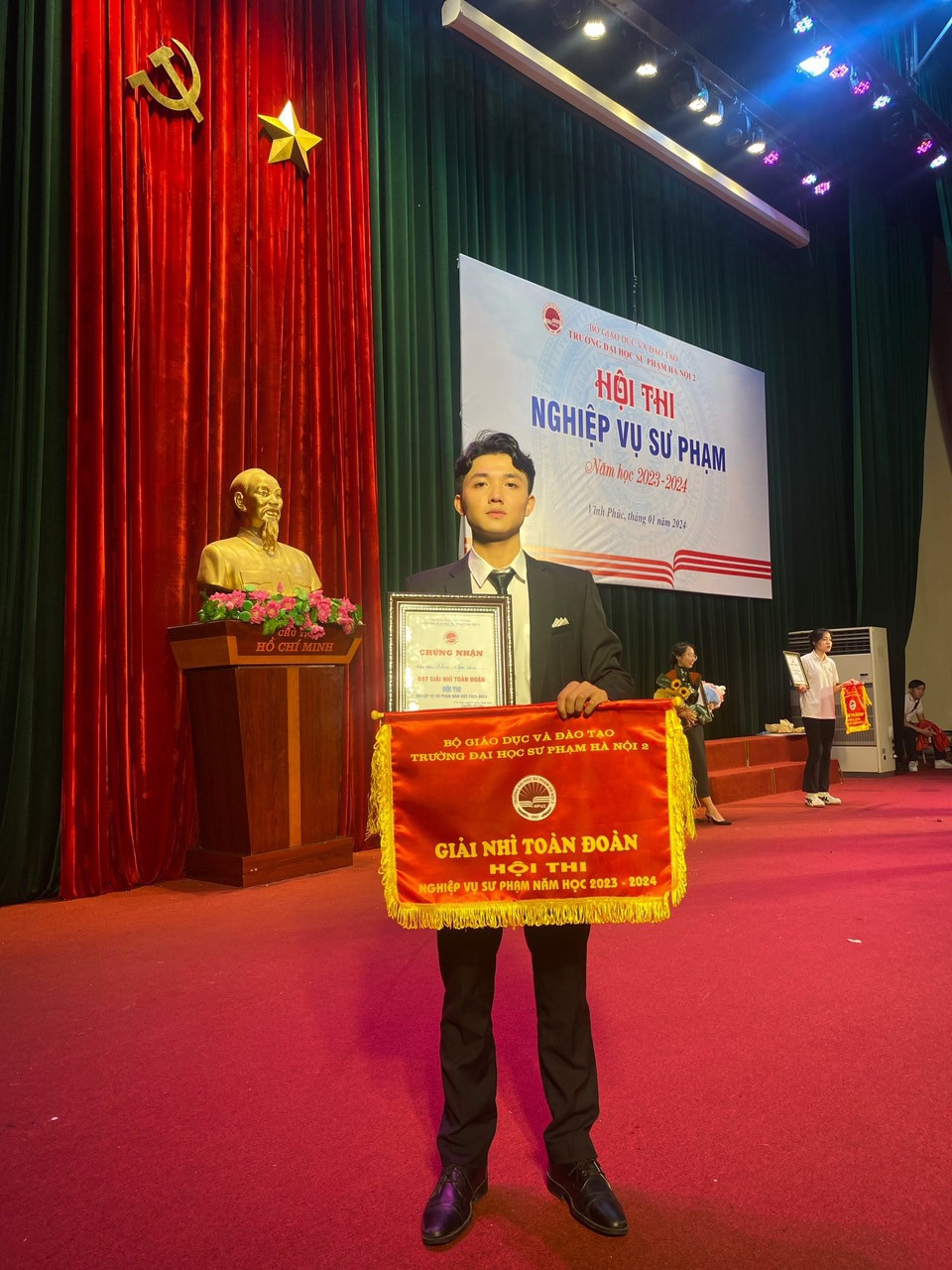 Lê Đăng Quyết tham gia và đạt giải Nhì toàn đoàn trong Hội thi Nghiệp vụ Sư phạm cấp trường.