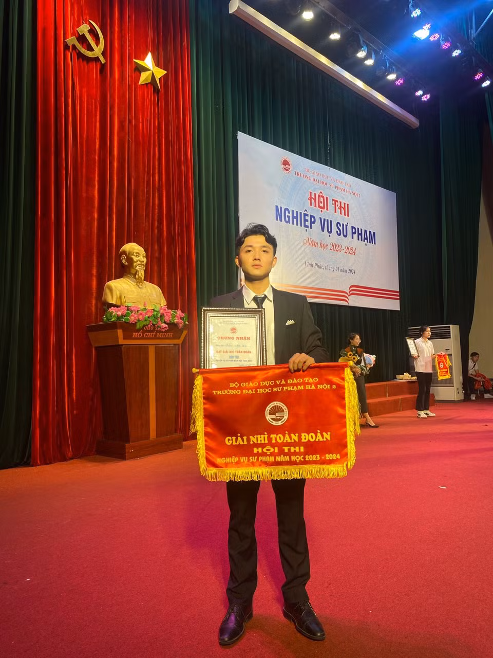 Lê Đăng Quyết tham gia và đạt giải Nhì toàn đoàn trong Hội thi Nghiệp vụ Sư phạm cấp trường.