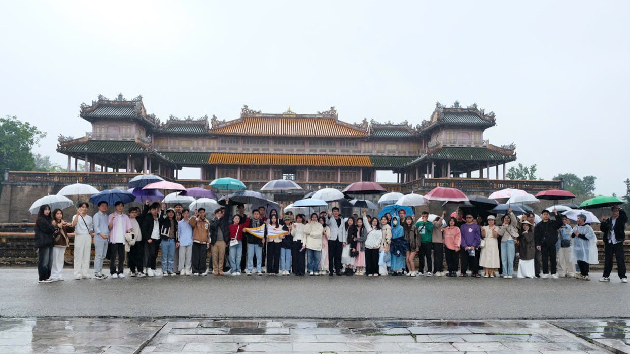 Ngày 19/12 - ngày thứ 4 của hành trình, chuyến xe Du lịch Đại Nam cập bến Cố đô Huế - vùng đất di sản văn hóa thế giới. Những địa danh như Đại Nội, Chùa Thiên Mụ và Lăng Khải Định đã giúp sinh viên khám phá vẻ đẹp kiến trúc và thấu hiểu lịch sử hào hùng của triều Nguyễn. Các bạn sinh viên có thêm những bài học sống động về văn hóa và nghệ thuật.