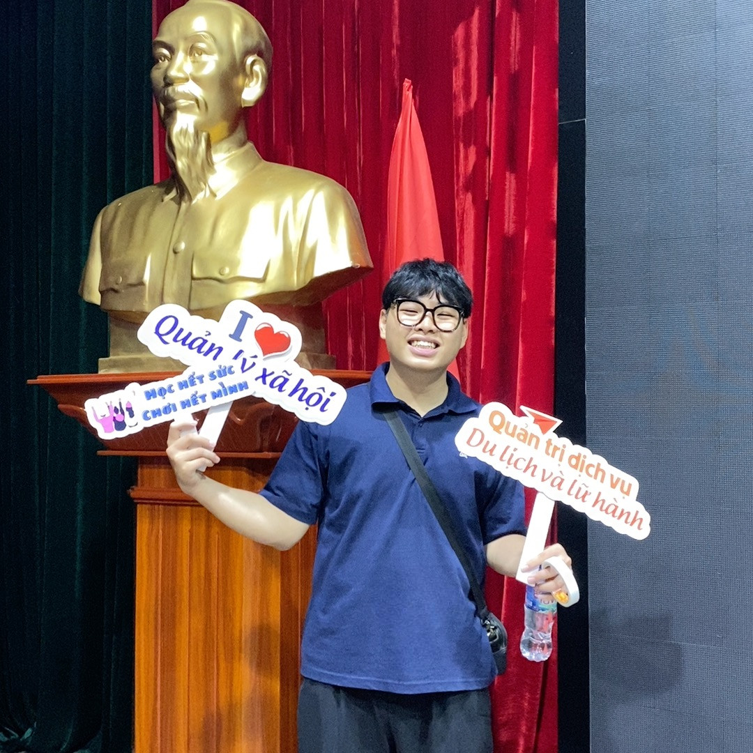 Phan Minh Đông đang là sinh viên năm hai ngành Quản trị dịch vụ Du lịch và lữ hành, Học viện Hành chính Quốc gia.