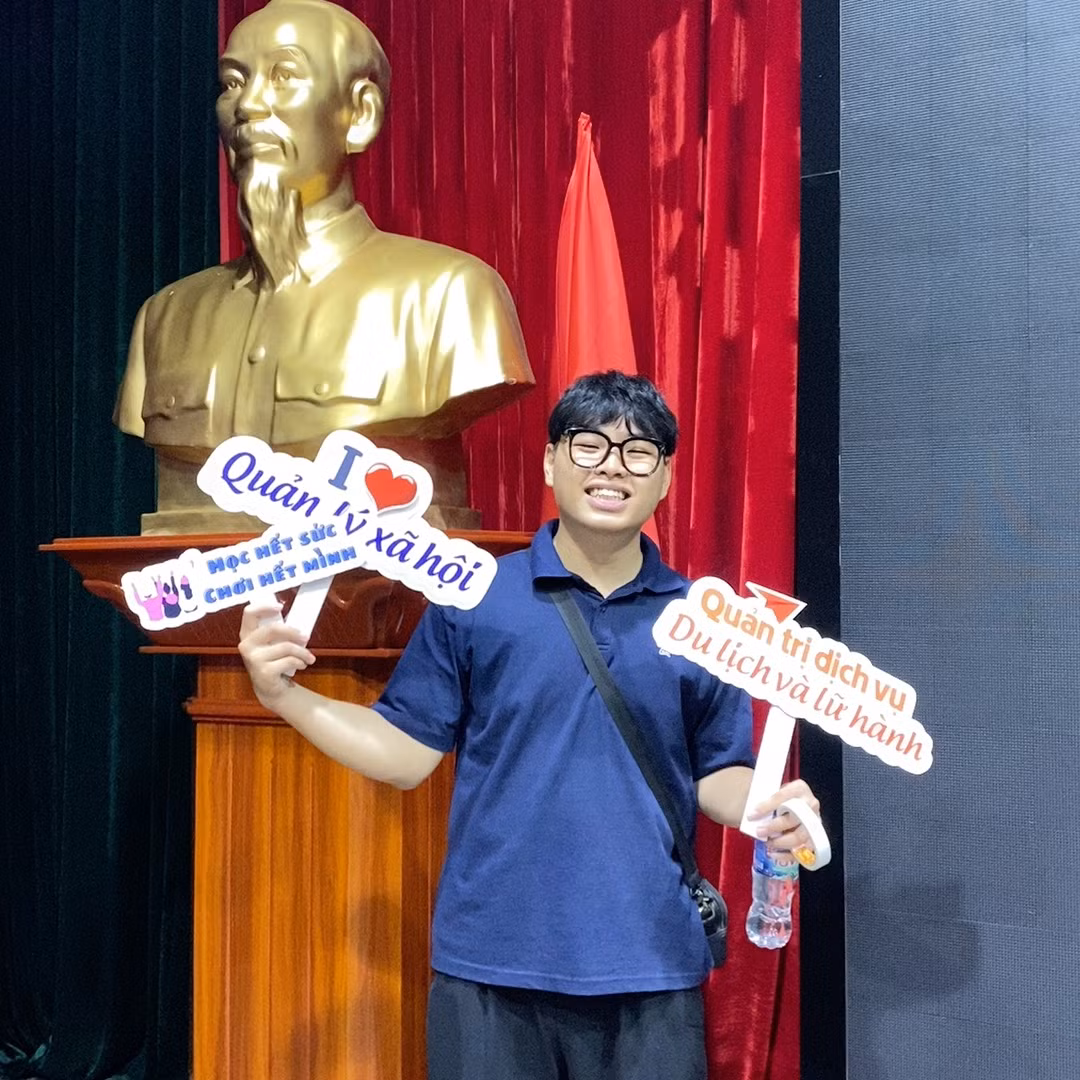 Phan Minh Đông đang là sinh viên năm hai ngành Quản trị dịch vụ Du lịch và lữ hành, Học viện Hành chính Quốc gia.