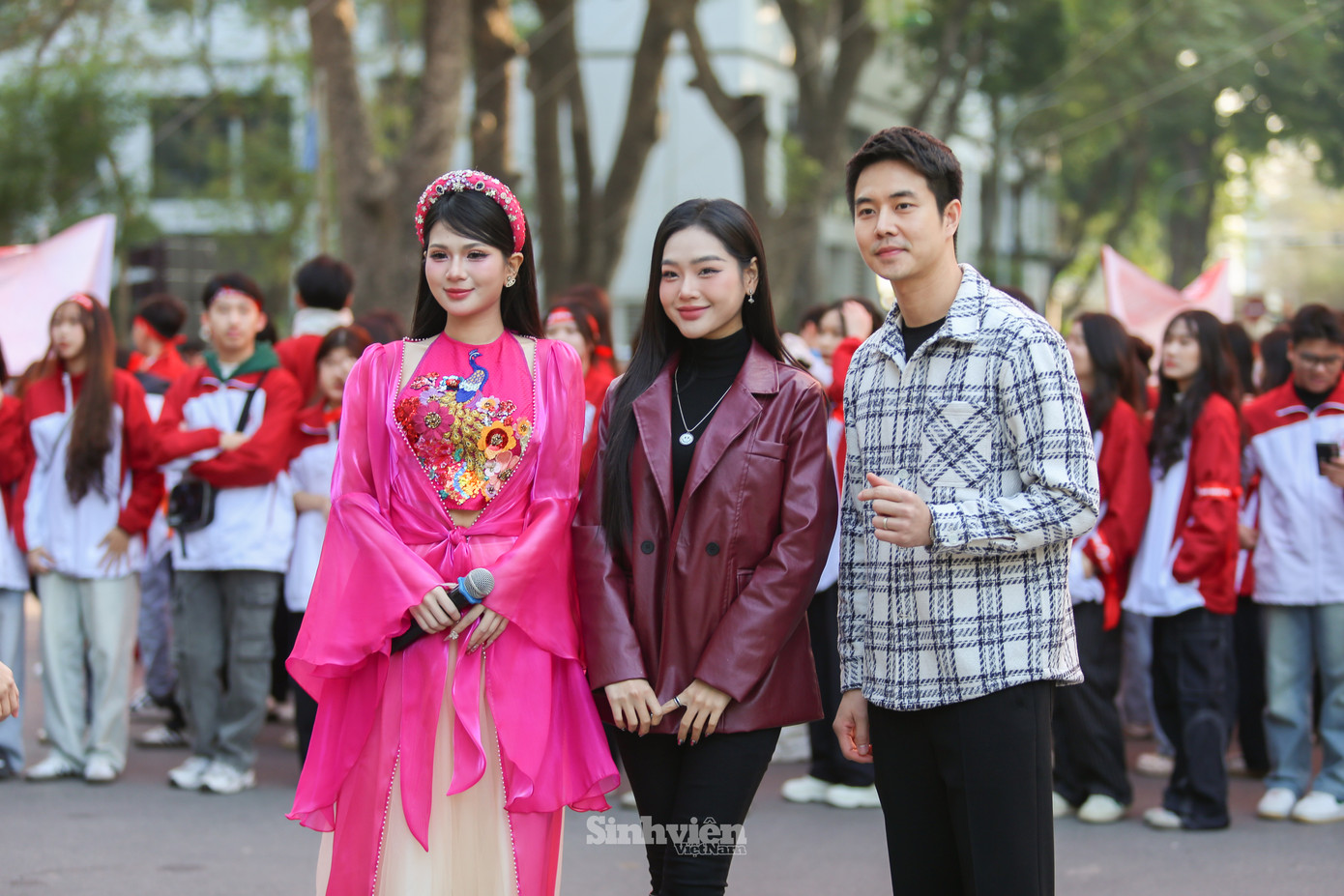 Nam diễn viên cùng diễn viên Cù Thị Trà và ca sĩ An Thu An đồng hành với chương trình Chủ Nhật Đỏ lần thứ 17.