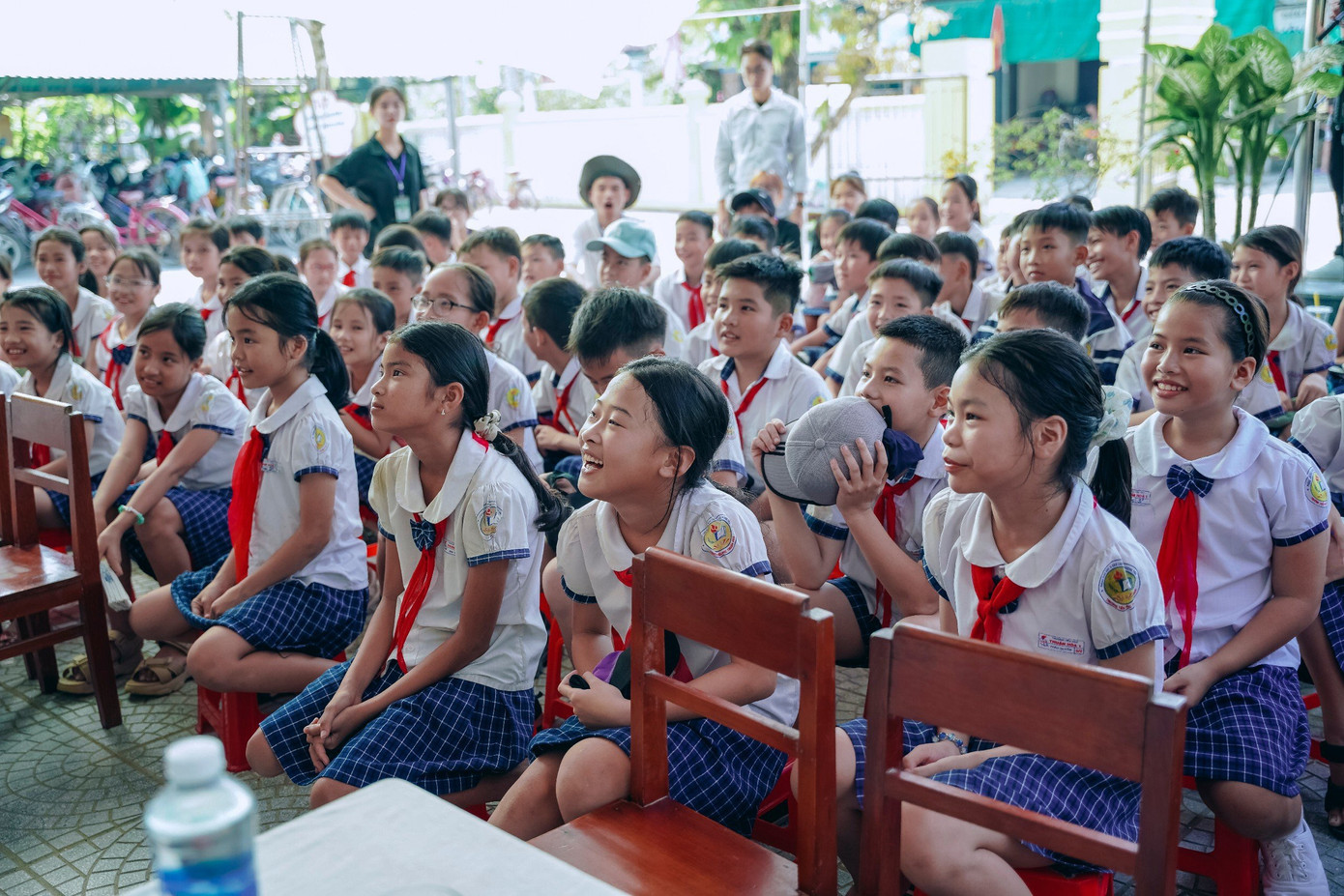 Học sinh phấn khởi và vui mừng khi nhà trường có “Thư viện xanh”.