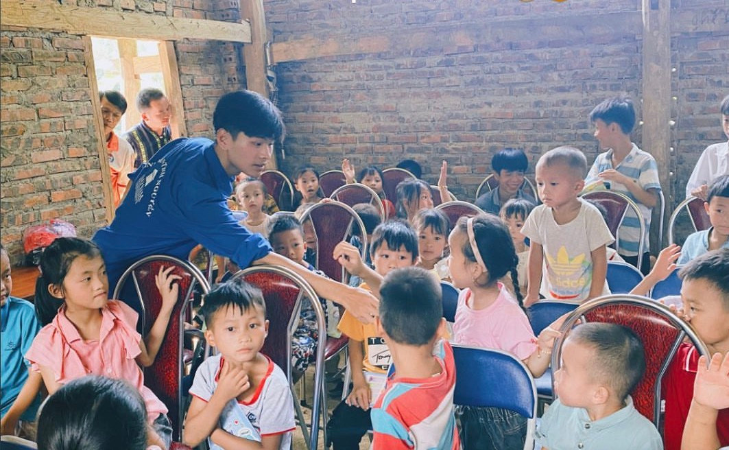 Duy Luận đi sinh hoạt hè dạy các em nhỏ kỹ năng sống.