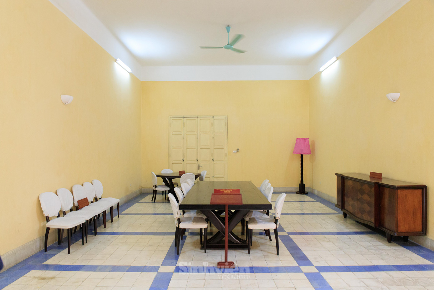 Phòng họp còn lưu giữ nhiều hiện vật trong thời gian làm việc của chủ tịch Hồ Chí Minh và các cán bộ Trung ương Đảng. Chiếc bàn ở giữa là nơi bản Tuyên ngôn độc lập được thông qua.