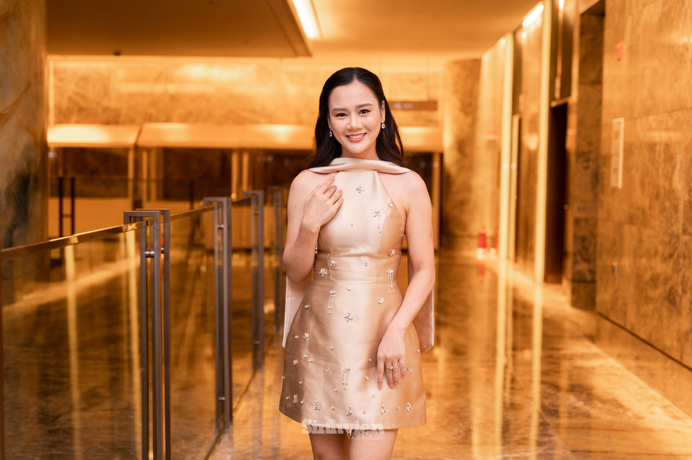 Diễn viên Huyền Sâm: &quot;Sau 17 năm, thật may mắn khi mình được đóng phim cùng cô giáo của mình là NSƯT Thanh Quý và NSND Thanh Tú, hai người thầy dạy mình tại lớp đào tạo diễn viên truyền hình khoá 2 của VFC.&quot;