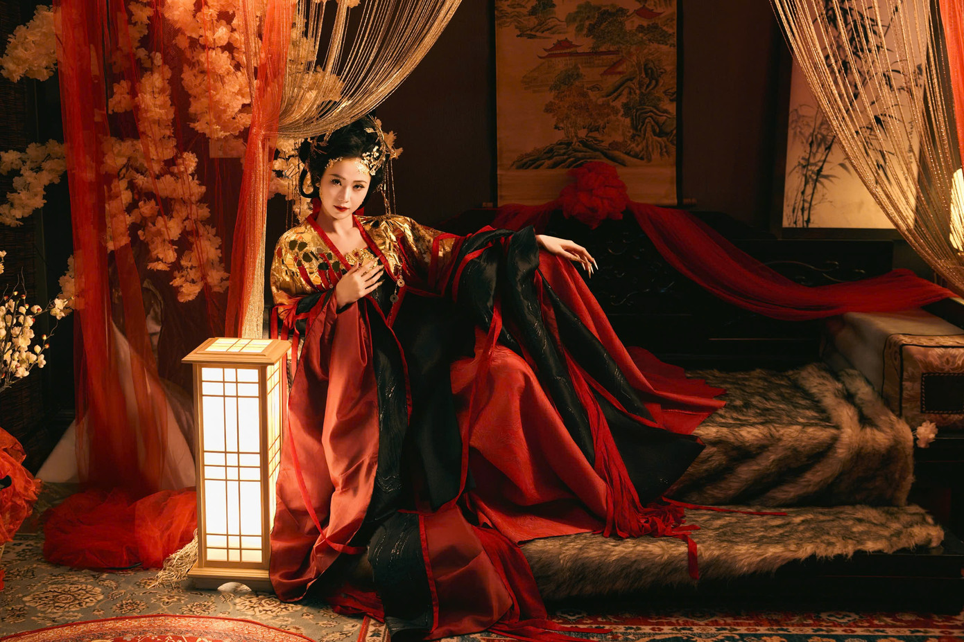 Lấy cảm hứng từ nhân vật Kính Yêu của Vĩnh Dạ Tinh Hà, Linh cùng ekip tái hiện một tạo hình lộng lẫy đầy sức hút.