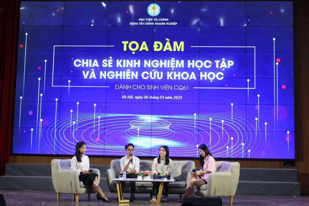 Tuấn Dũng là diễn giả tại Tọa đàm "Chia sẻ kinh nghiệm học tập và nghiên cứu khoa học".