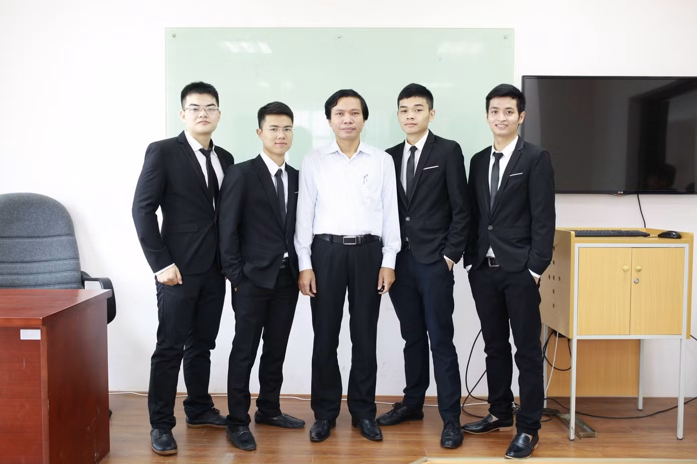 Giảng dạy với thầy Đào Văn Mừng không chỉ là truyền tải kiến thức mà còn là sự kết nối giữa thầy và trò. Giảng dạy với thầy Đào Văn Mừng không chỉ là truyền tải kiến thức mà còn là sự kết nối giữa thầy và trò.