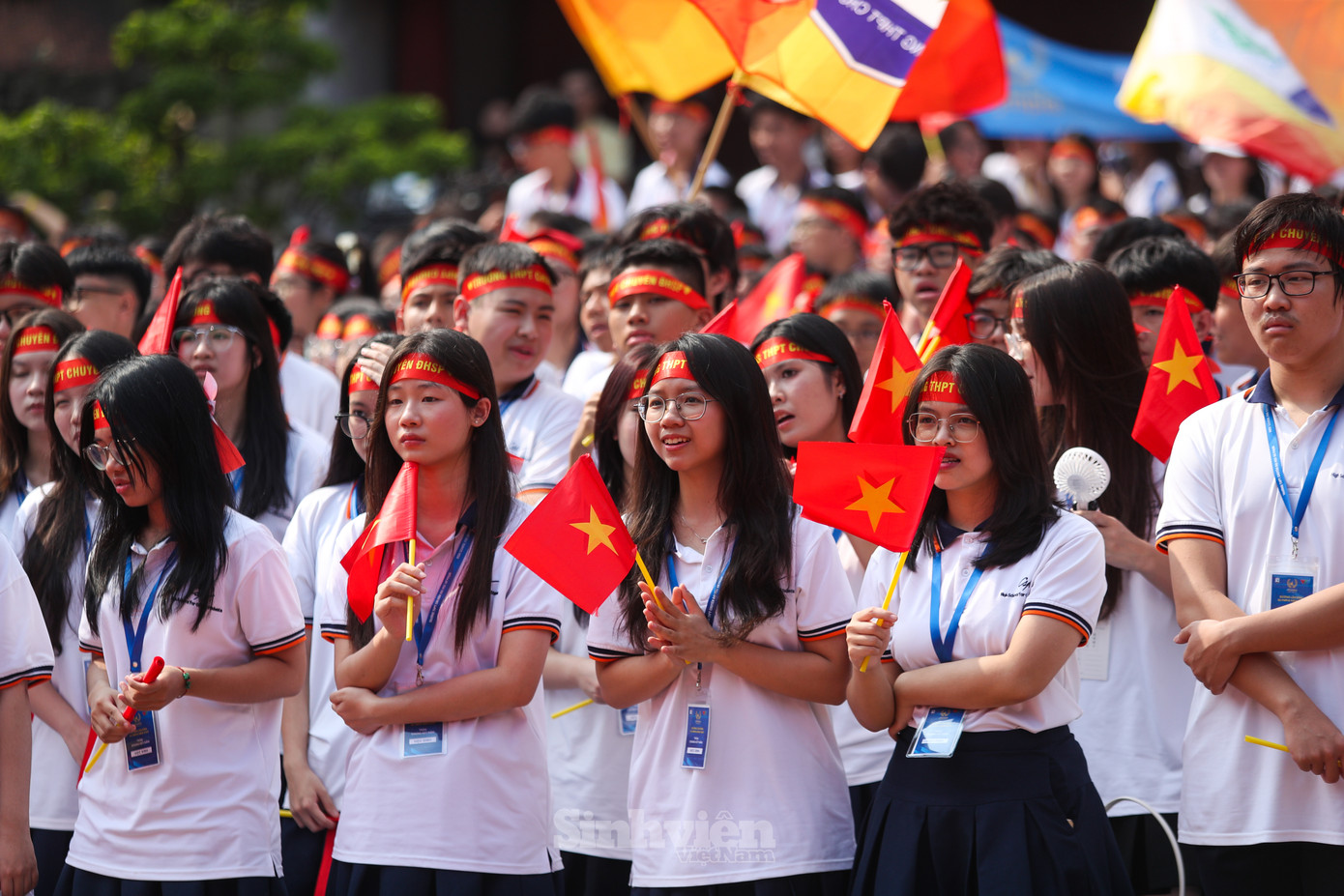 Các cổ động viên hồi hộp, lo lắng chờ đợi Nguyên Phú giành điểm tại phần thi 'Về đích'.