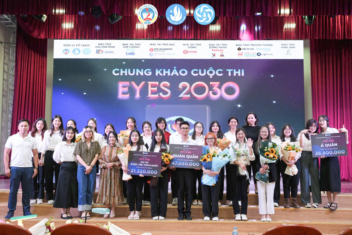 Việt Quang (chính giữa) cùng đồng đội đạt giải Quán quân cuộc thi EYES 2030. Việt Quang (chính giữa) cùng đồng đội đạt giải Quán quân cuộc thi EYES 2030.
