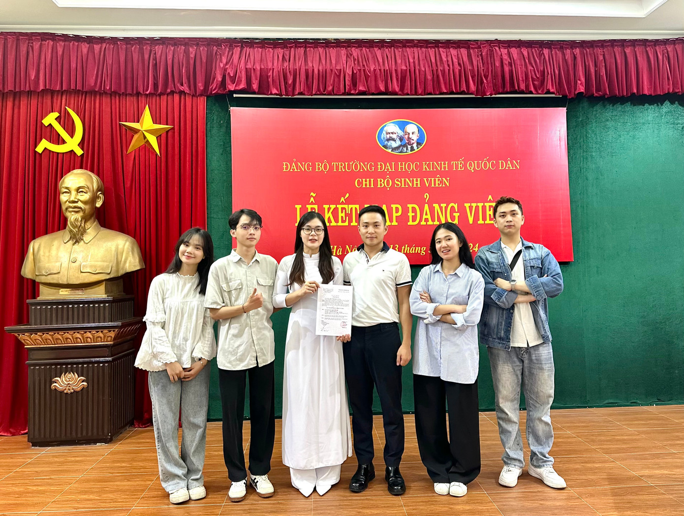 Vân Hạnh vinh dự được kết nạp vào Đảng Cộng sản Việt Nam vào tháng 5 năm 2024. Vân Hạnh vinh dự được kết nạp vào Đảng Cộng sản Việt Nam vào tháng 5 năm 2024.