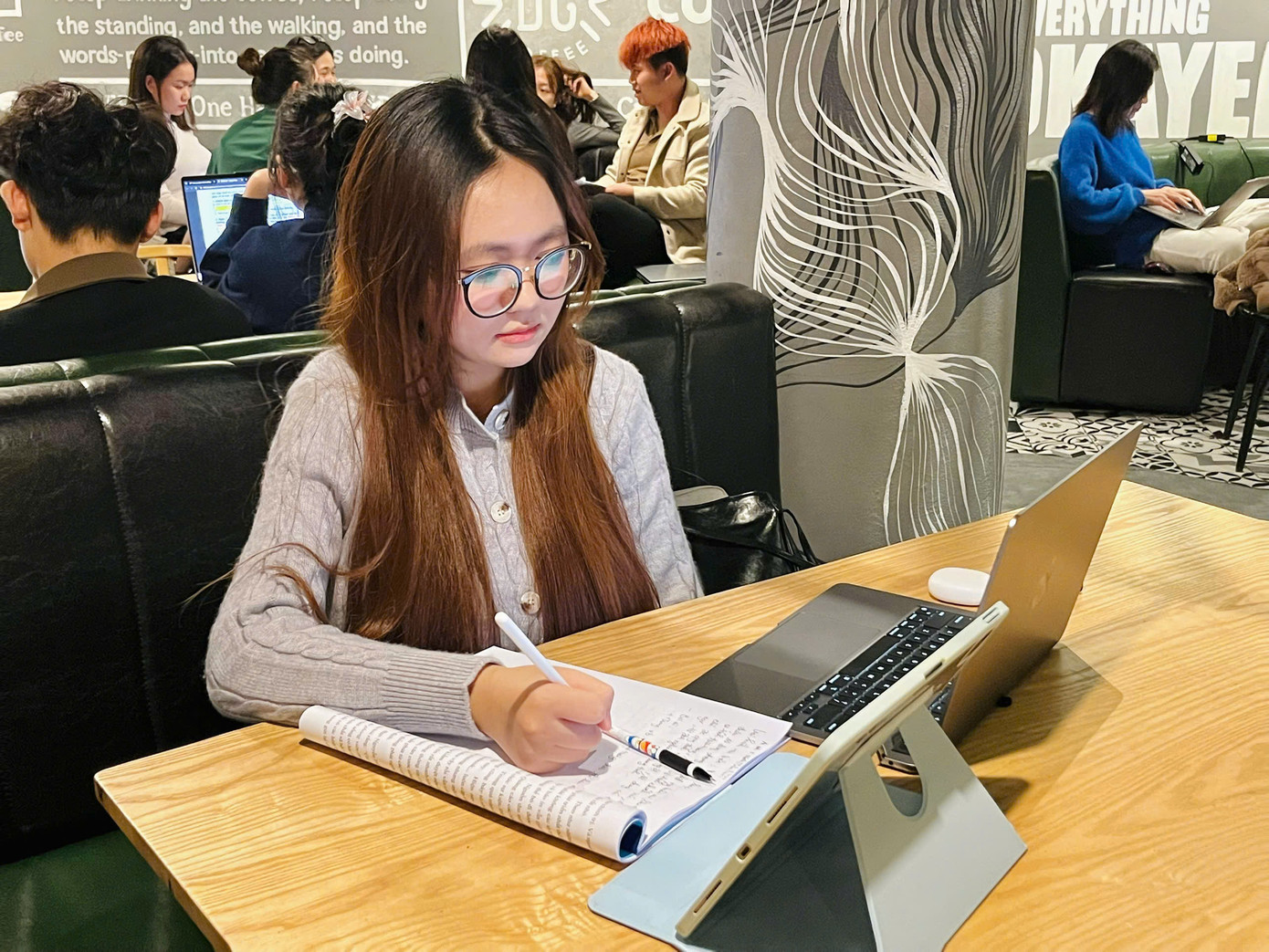 “Mình cố gắng cân đối thời gian nghỉ ngơi vào ban ngày để không bị quá mệt mỏi. Với mình, ôn thi hiệu quả là ưu tiên hàng đầu, nên phải hy sinh một chút cũng không sao”, An chia sẻ thêm. “Mình cố gắng cân đối thời gian nghỉ ngơi vào ban ngày để không bị quá mệt mỏi. Với mình, ôn thi hiệu quả là ưu tiên hàng đầu, nên phải hy sinh một chút cũng không sao”, An chia sẻ thêm.