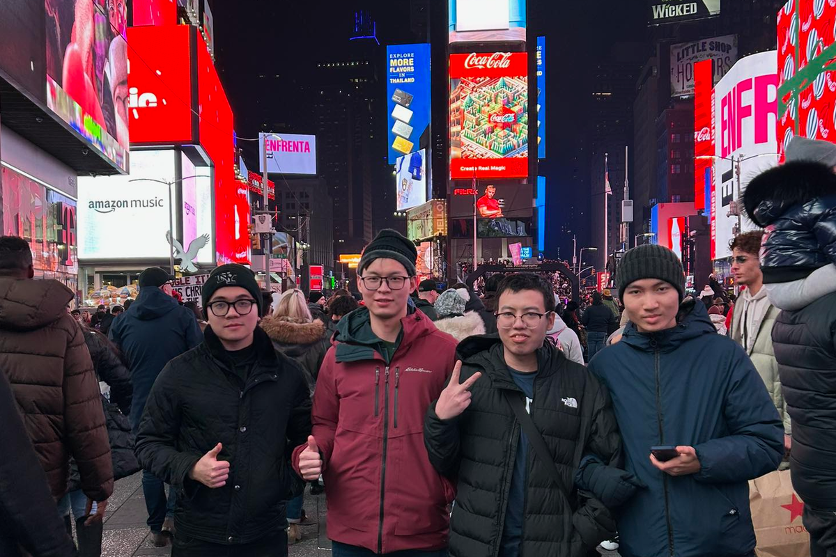 Ngọc (thứ 2 từ trái sang) và các bạn đón năm mới 2024 ở Quảng trường Thời đại, thành phố New York.