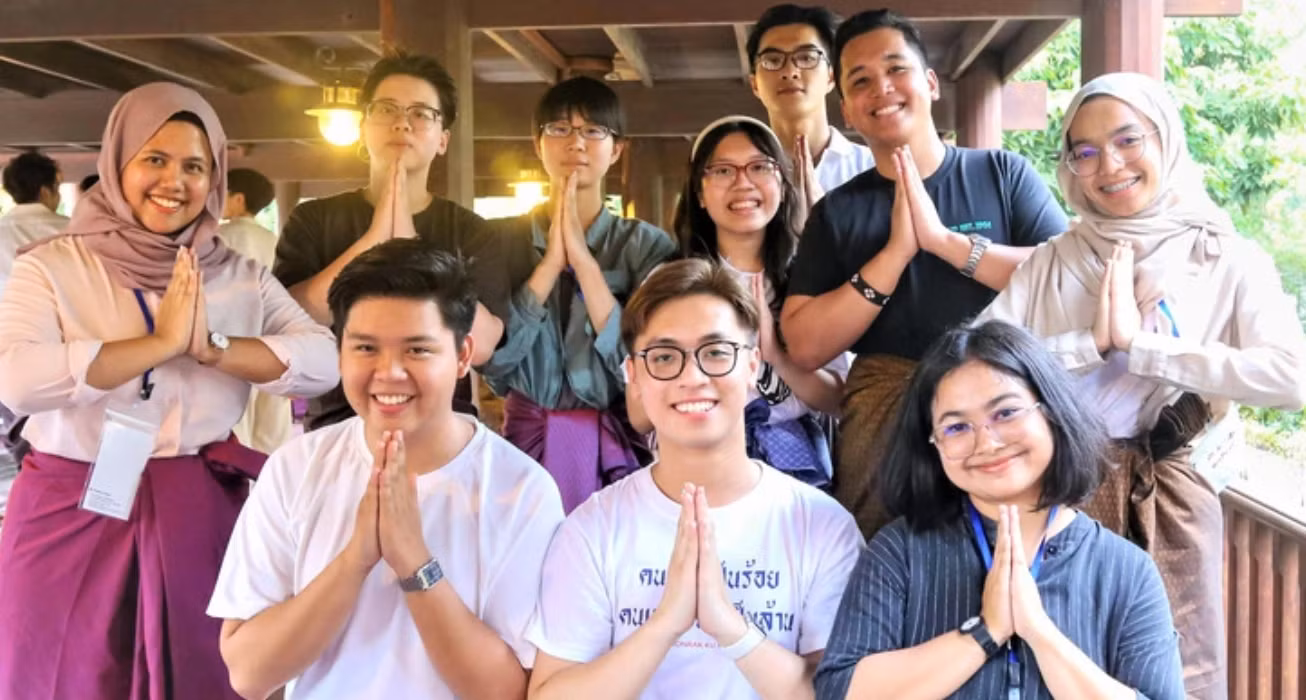 Tuấn Thành và các sinh viên quốc tế trong một sự kiện vào năm 2023.