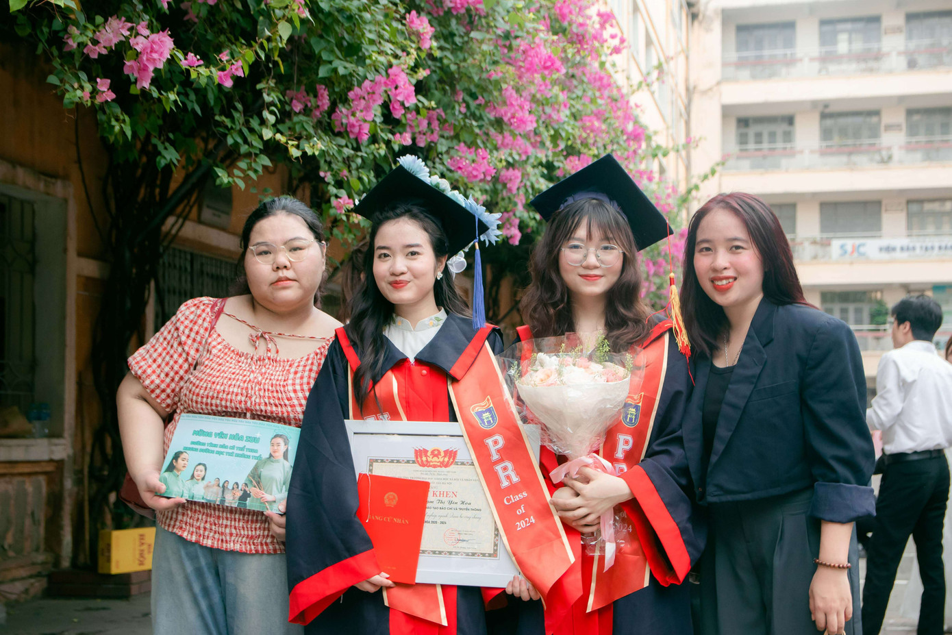 Yên Hoà chụp ảnh tốt nghiệp cùng các bạn thân của mình.