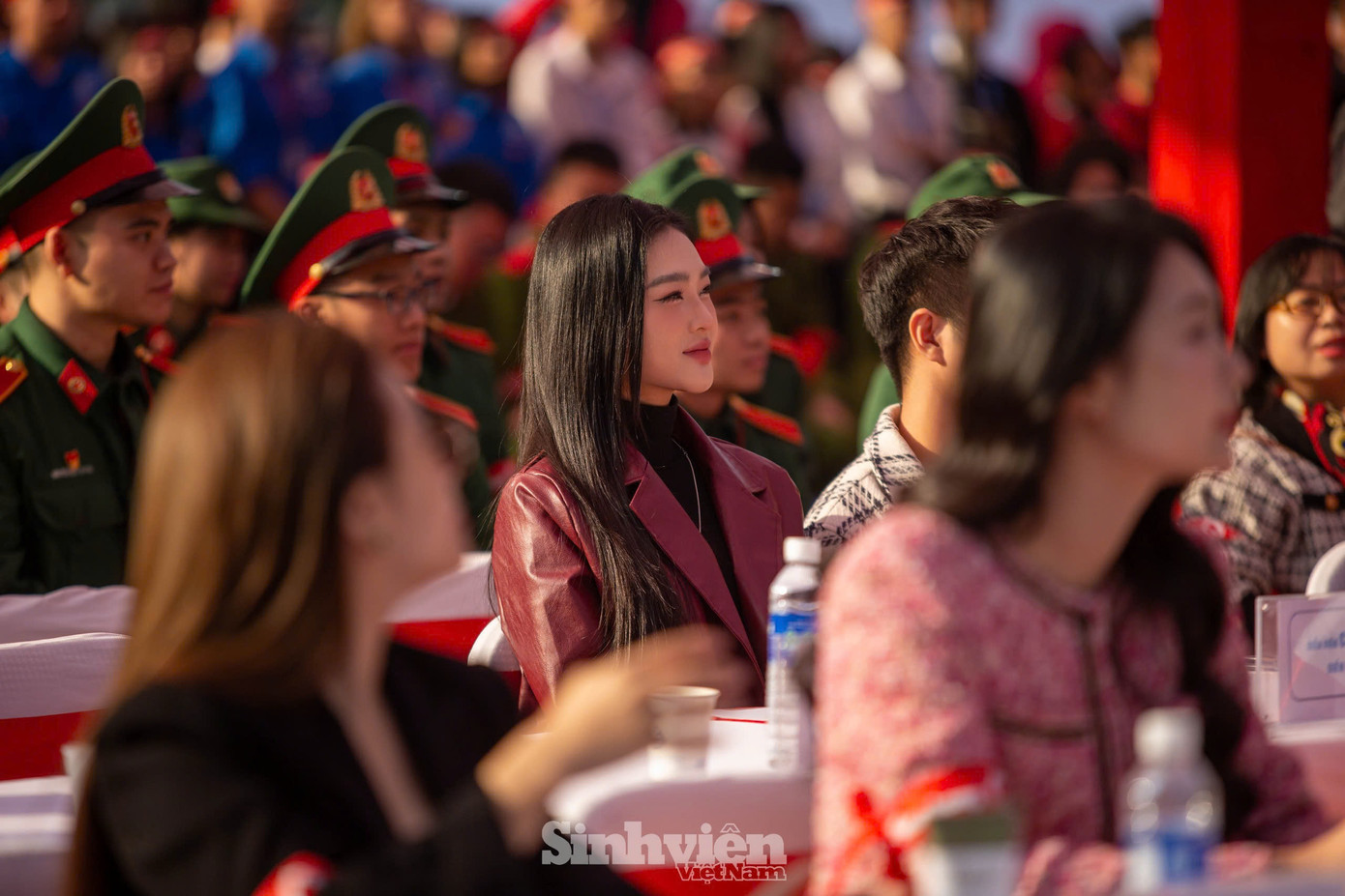 Nữ diễn viên chia sẻ tại chương trình: "Trà rất vinh dự được mời tham dự Chủ Nhật Đỏ, một chương trình có ý nghĩa xã hội to lớn được báo Tiền Phong tổ chức từ nhiều năm nay. Hôm nay, dù là Chủ Nhật và từ sáng sớm, nhưng Trà đã thấy có rất đông các bạn sinh viên từ nhiều trường Đại học đến tham dự chương trình. Các bạn rất năng động và nhiệt huyết."