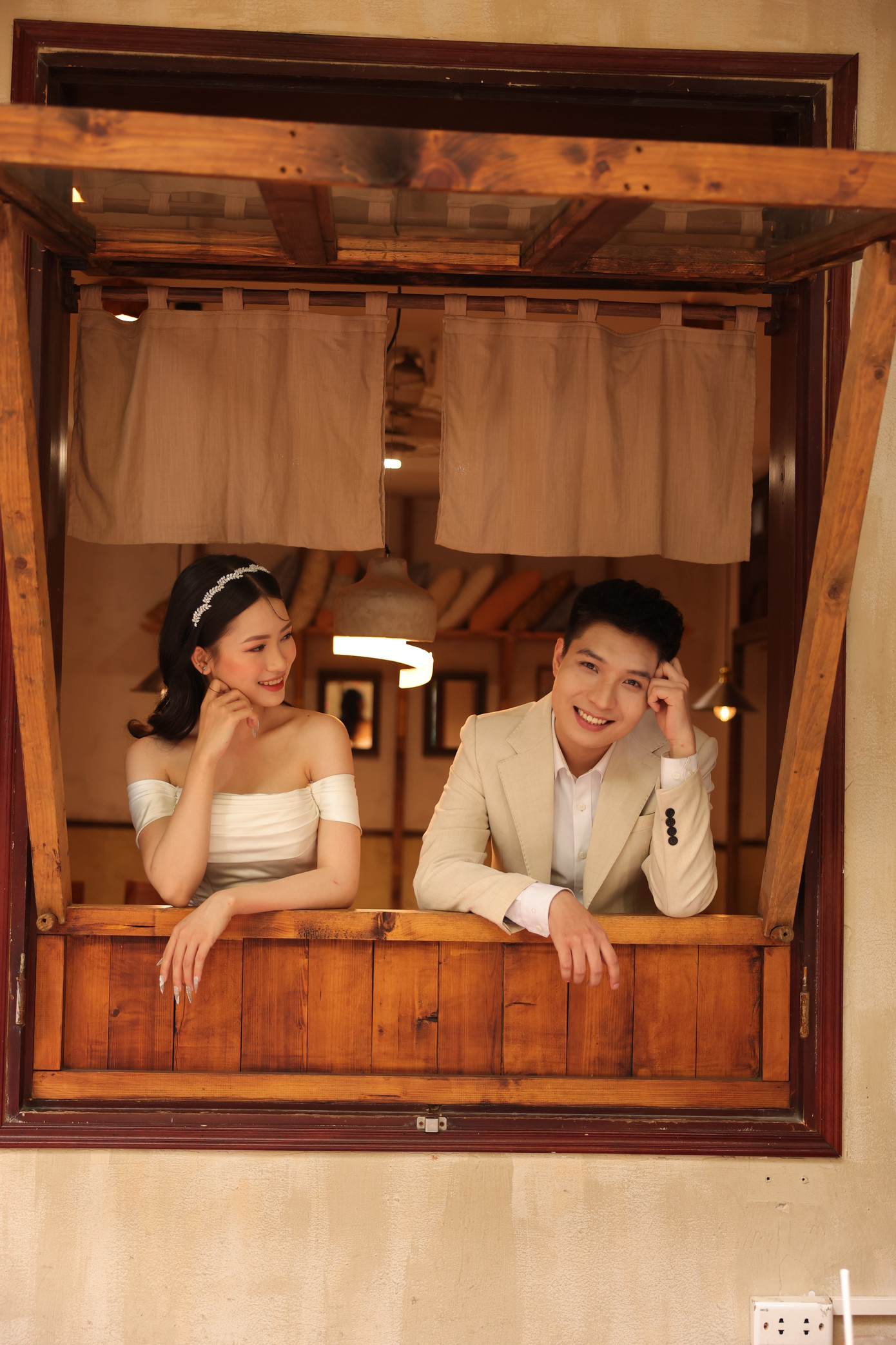 Lê Kim Hải Nam (bên phải) nổi bật trong concept ảnh cưới.