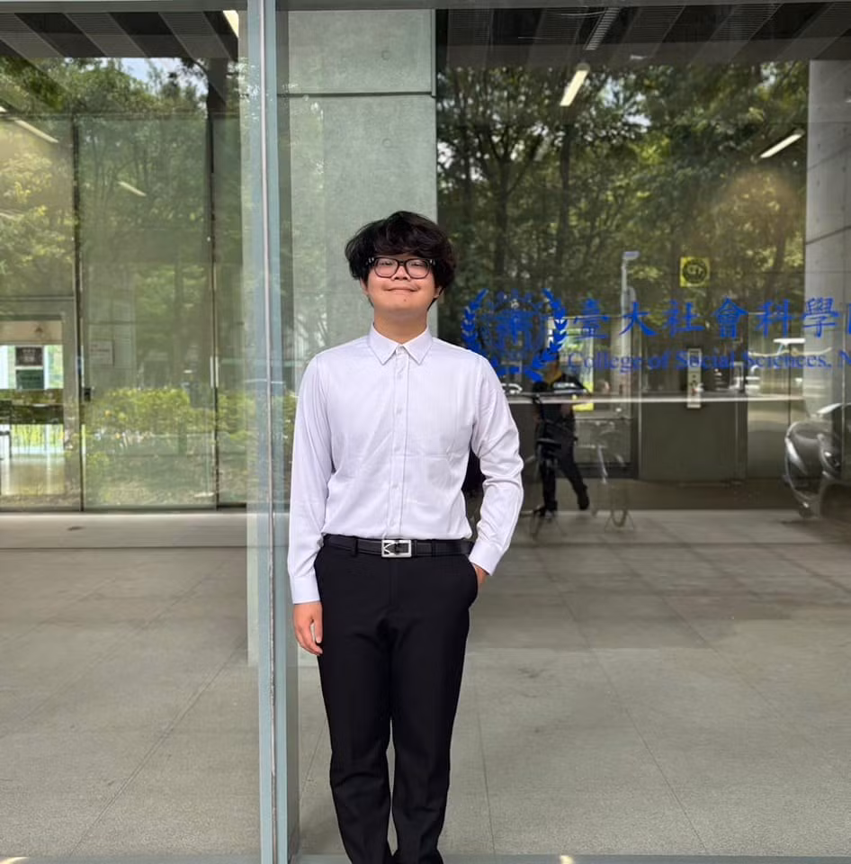 Với Khoa, việc học là sự tổng hòa giữa ba yếu tố: lý thuyết, thực hành, và những vấn đề hứng thú cụ thể. Với Khoa, việc học là sự tổng hòa giữa ba yếu tố: lý thuyết, thực hành, và những vấn đề hứng thú cụ thể.