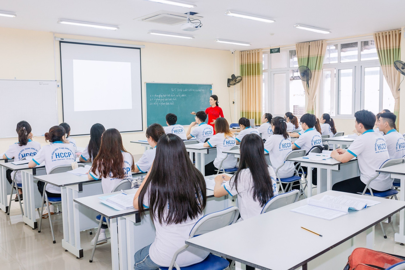 Chương trình đào tạo và phương pháp đào tạo luôn hướng tới người học, lấy người học là trung tâm nên luôn có tính cập nhật, gắn liền với thực tiễn nghề nghiệp. Chương trình đào tạo và phương pháp đào tạo luôn hướng tới người học, lấy người học là trung tâm nên luôn có tính cập nhật, gắn liền với thực tiễn nghề nghiệp.