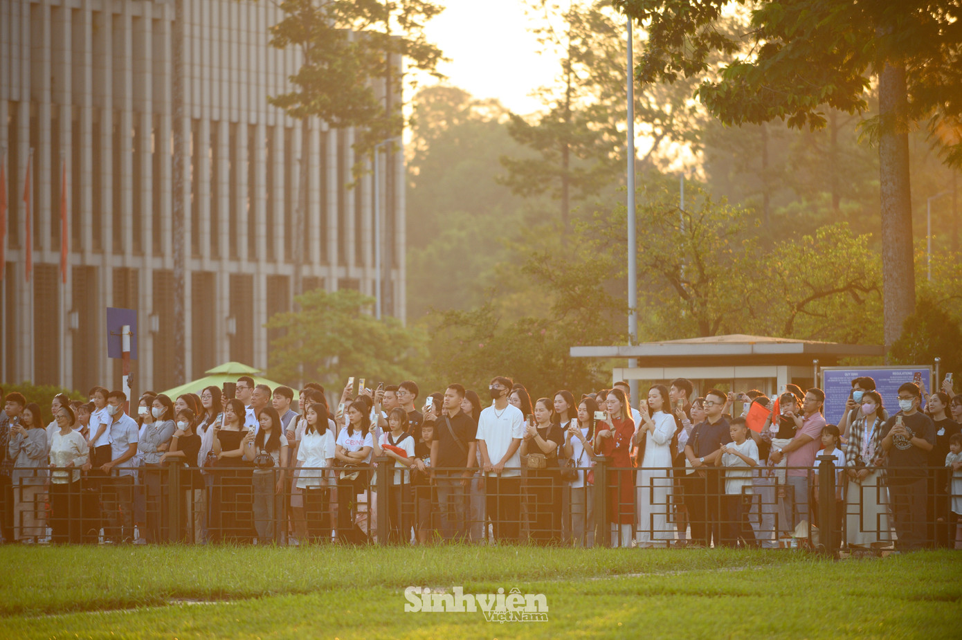 Người người thức dậy cùng ánh bình minh để đón Lễ Thượng cờ dịp Lễ Quốc khánh 2/9.