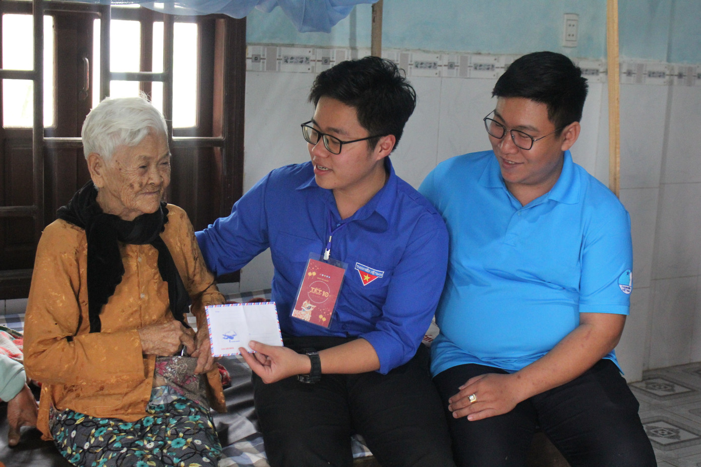 Nhật Hưng thăm hỏi Mẹ Việt Nam Anh hùng tại xã Quế Xuân 2, huyện Quế Sơn, tỉnh Quảng Nam trong chương trình "Tết gắn kết 10 - Lửa ấm tình xuân" với vai trò Trưởng Ban tổ chức.