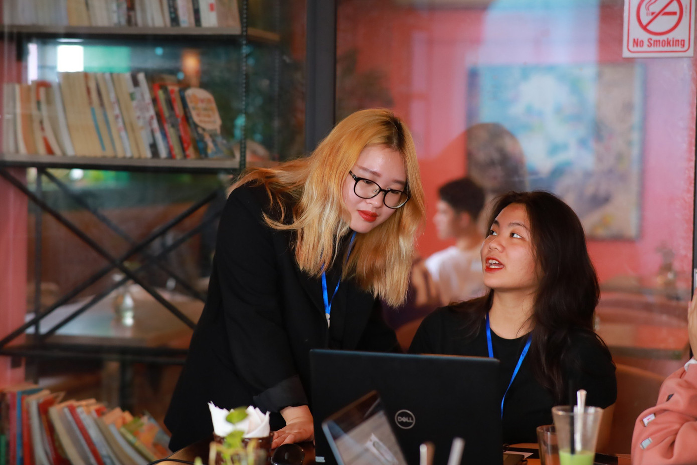 Diệu Anh cùng cộng sự trong một buổi thử nghiệm chương trình cho dự án PCSE. Diệu Anh cùng cộng sự trong một buổi thử nghiệm chương trình cho dự án PCSE.