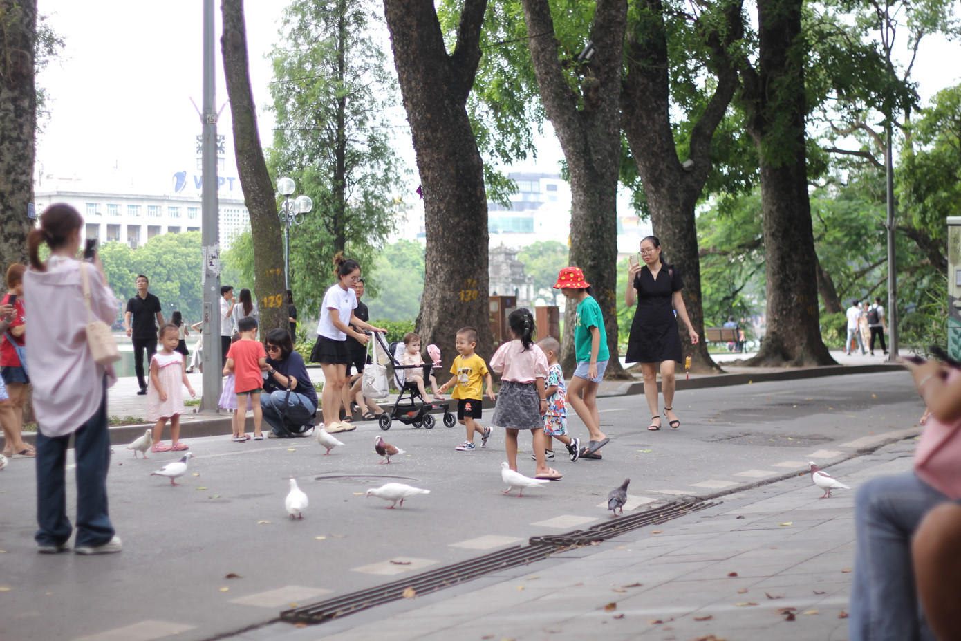 Khoảnh khắc đi dạo quanh góc phố, lặng nhìn cuộc sống chính là lúc Nga cảm thấy trân trọng và biết ơn vô cùng nền độc lập và hòa bình mình đang được hưởng. (Ảnh: Hoàng Thúy Nga)