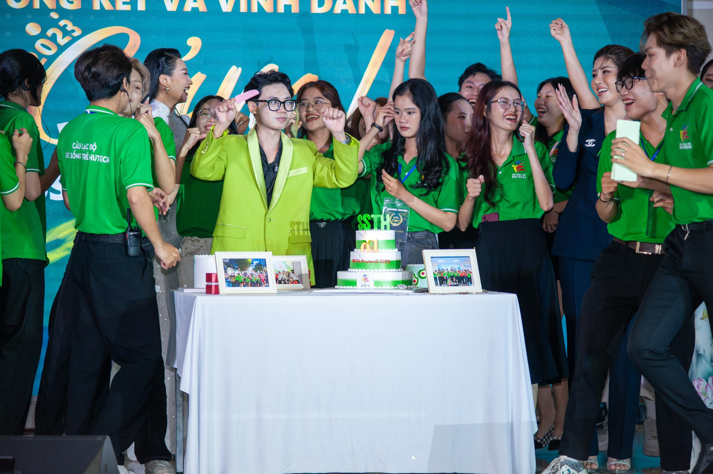 Không khí buổi kỷ niệm 1 năm thành lập CLB Sức sống trẻ HUTECH. Không khí buổi kỷ niệm 1 năm thành lập CLB Sức sống trẻ HUTECH.